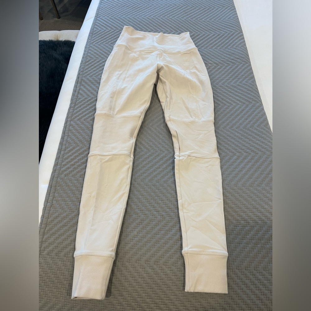 ALO Cream Moro Style legging with ribbed knee & jogger ankle